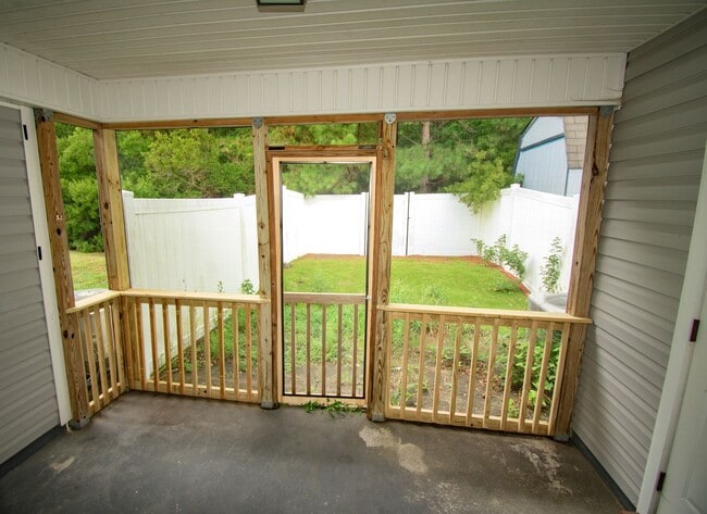 Building Photo - 2 Bedroom 2 Bathroom Townhome- Pets Allowed!