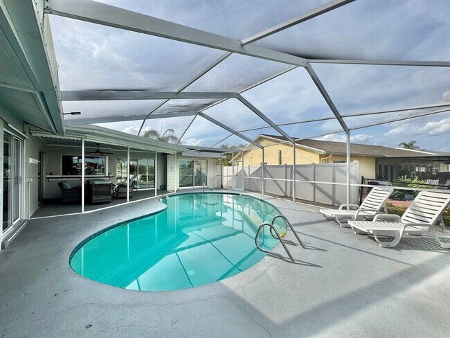 Building Photo - 6316 Lake Sunrise Dr