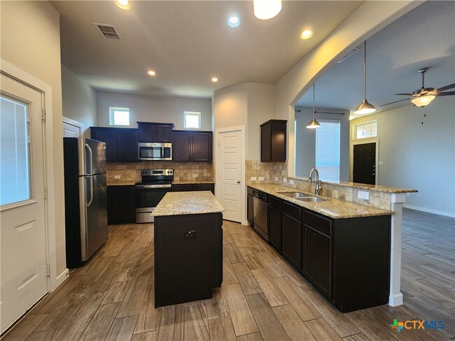 Building Photo - 565 Creekside Frst