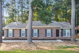 Building Photo - 661 Greenview Ave SE