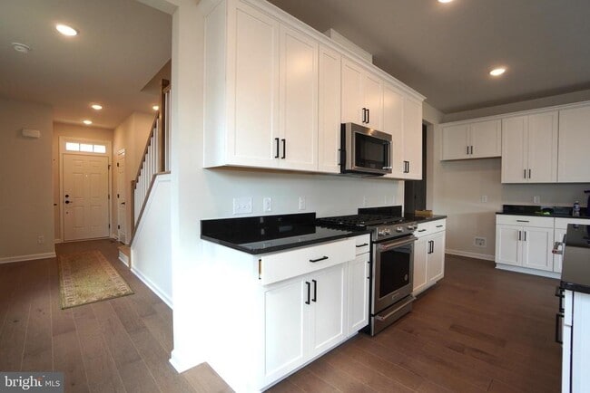 Building Photo - 612 America Dr