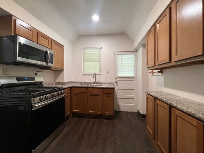 Building Photo - Charming and Updated 3BR Home For Rent in Pittsburgh's Elliot Neighborhood