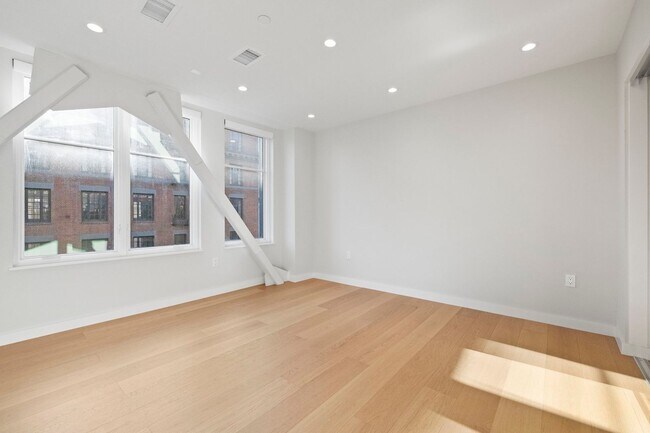 Building Photo - 693 Sutter St