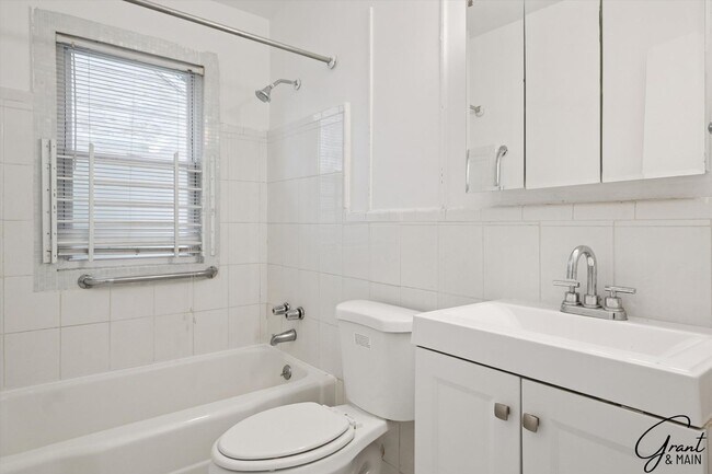 Building Photo - 3 bedroom $1200