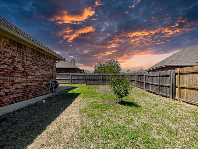 Building Photo - Absolutely Gorgeous Home in Moore with Spa...