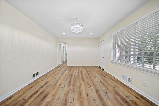 Building Photo - 1467 Thompson Pl