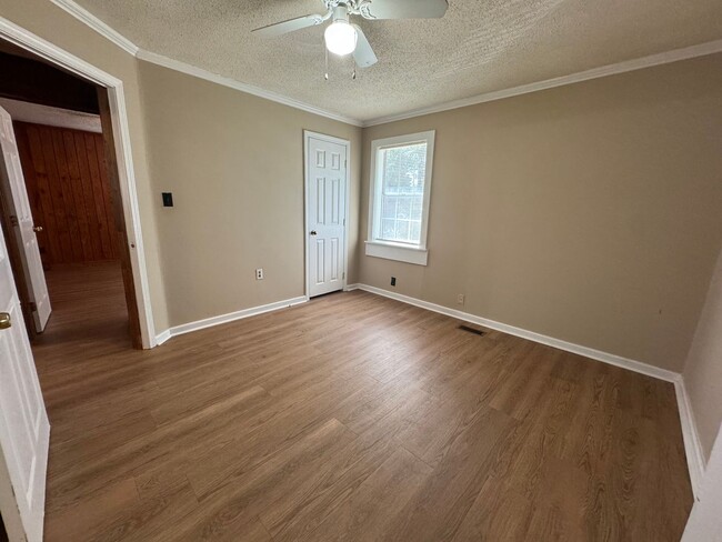 Building Photo - Cozy 3 Bed 1 Bath Home! Available Now! Sch...