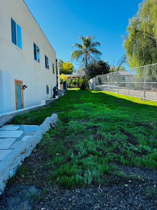 Building Photo - Newly built multi-level Four Bedroom 3 Bat...