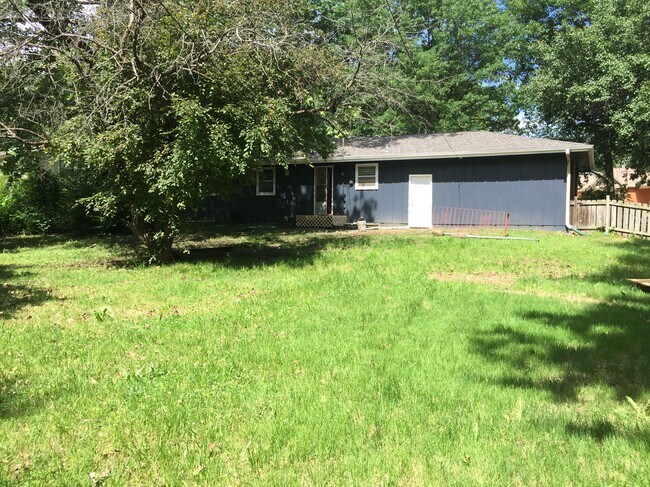 Building Photo - 2540 Cedarwood Ave