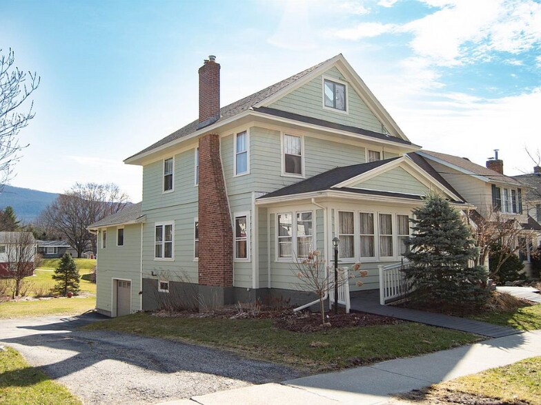 Building Photo - 10 Wallace Aveune