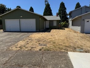 Building Photo - Large single level 2-bedroom/1 bath duplex in Springfield!