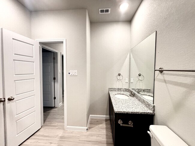 Building Photo - Stunning New Duplex Home in Seguin