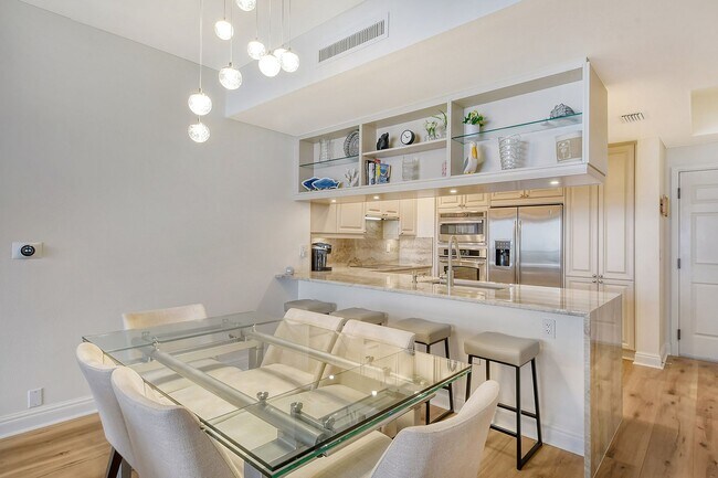 Building Photo - VACATION RENTAL Amazing 2/2 condo in the heart of downtown Sarasota with Bay View!