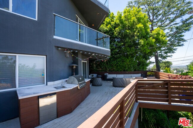 Building Photo - 3865 Buena Park Dr