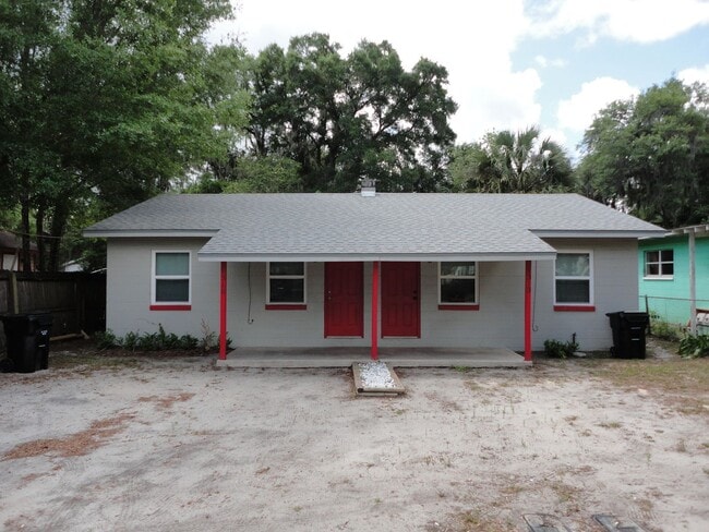Building Photo - Nice recently Remodel 2 bedroom/1 bath duplex