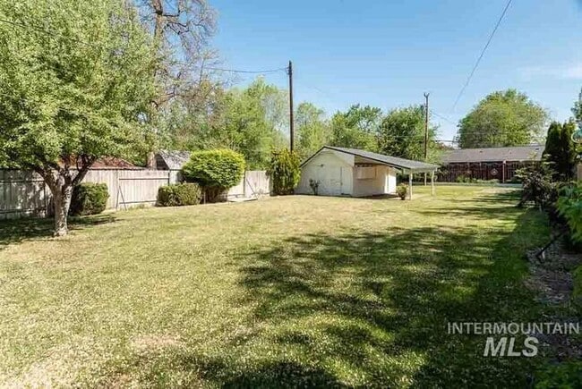 Building Photo - Charming 2 Bed, 1 Bath Single-Family Home with Large Backyard & RV Hookups!