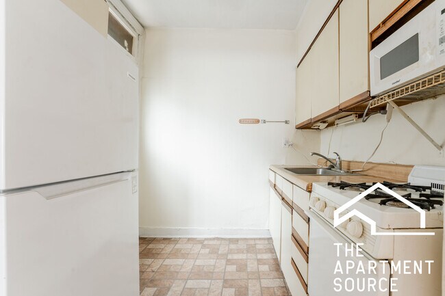 Primary Photo - 512 W Cornelia Ave