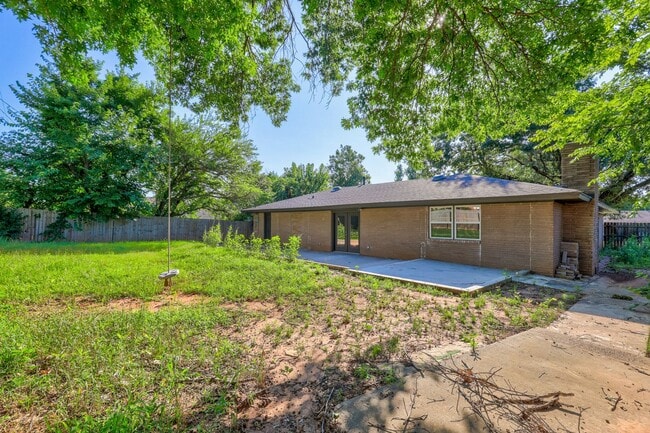 Building Photo - Spacious Elegance: Open Floor Plan, Dual V...
