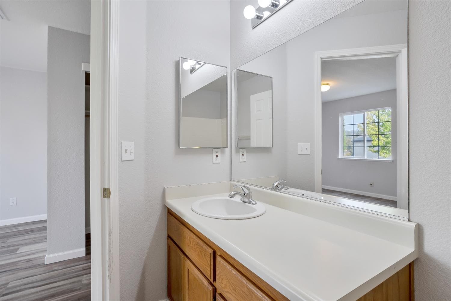 The upstairs hallway bathroom. - 3038 Courtside Dr
