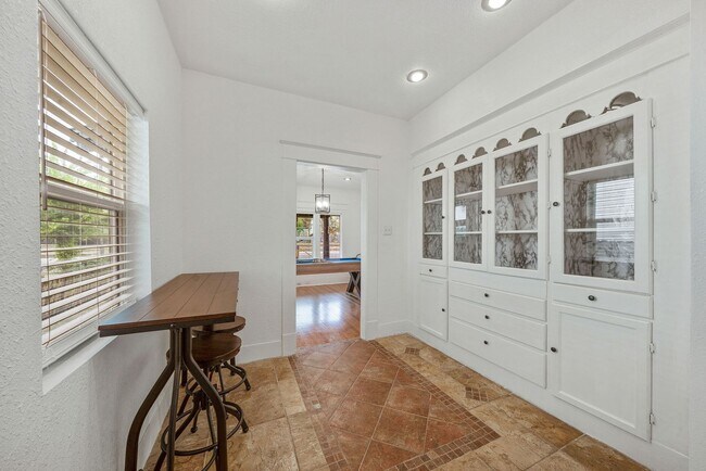 Building Photo - Beautiful historic home only minutes from downtown