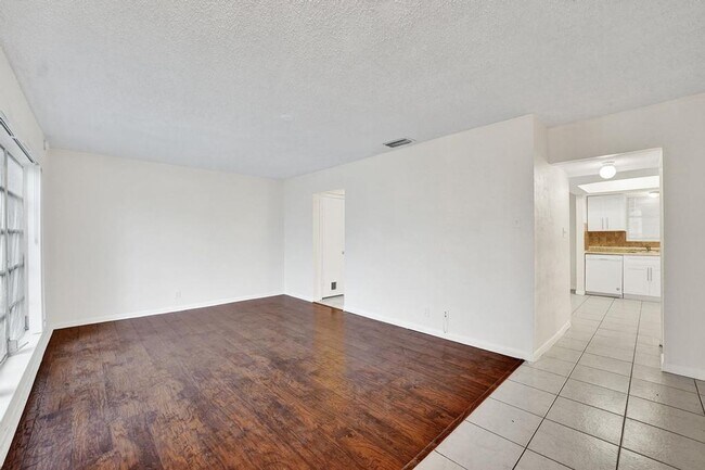 Building Photo - 3 BR / 3 BA + Patio + Parking AVAIL 8/1