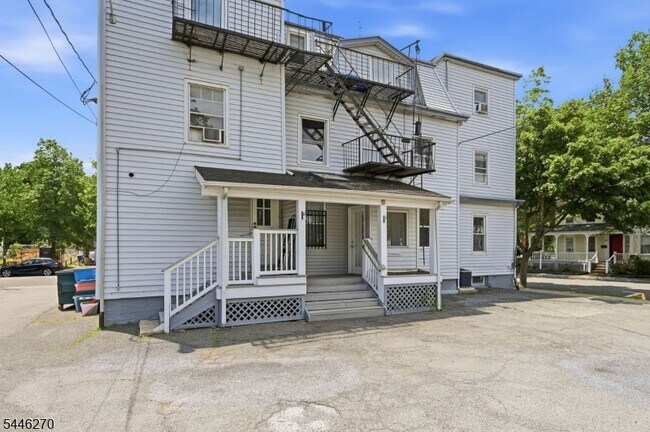 Building Photo - 98 Maple Ave