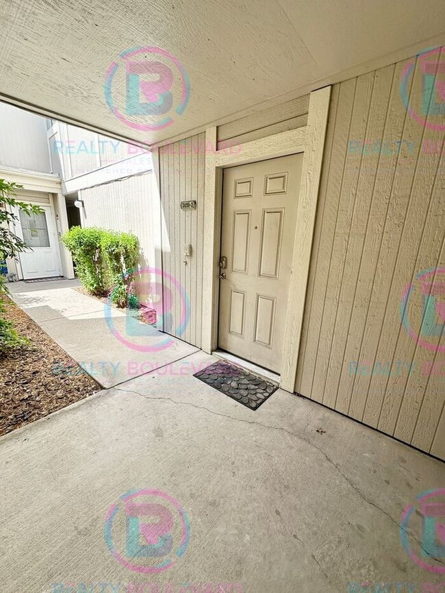 Building Photo - Contemporary 2-Bed Condo with Garage & Poo...