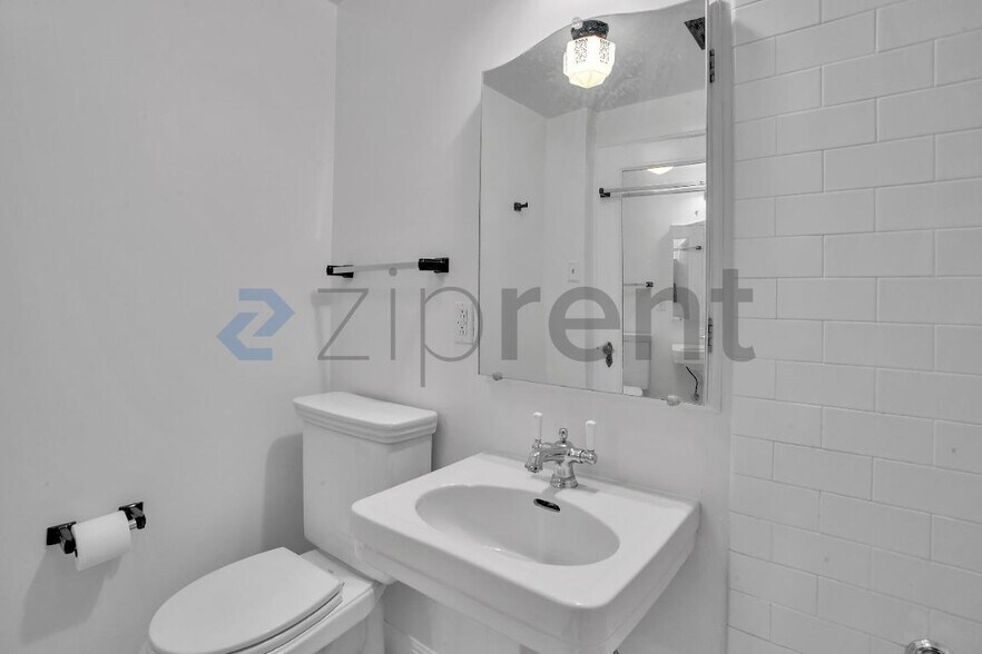 Building Photo - Unit 915