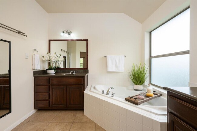 Building Photo - 112 Bearing Cove