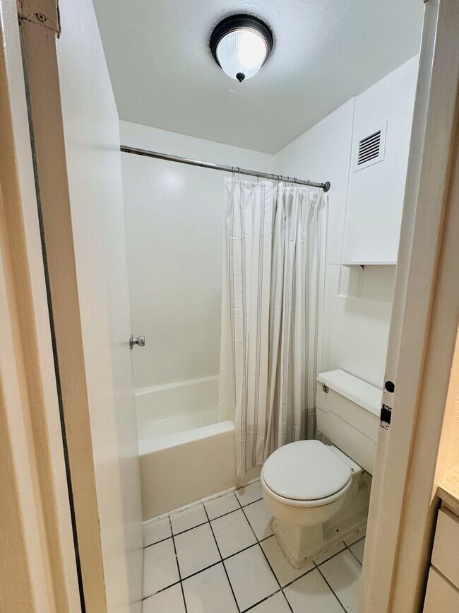 Building Photo - Best Deal in the area! Newly renovated Studio apartment - All Utilities Included!