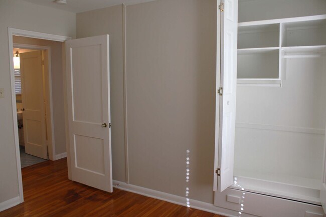 Building Photo - 3 BEDROOM WILSHIRE