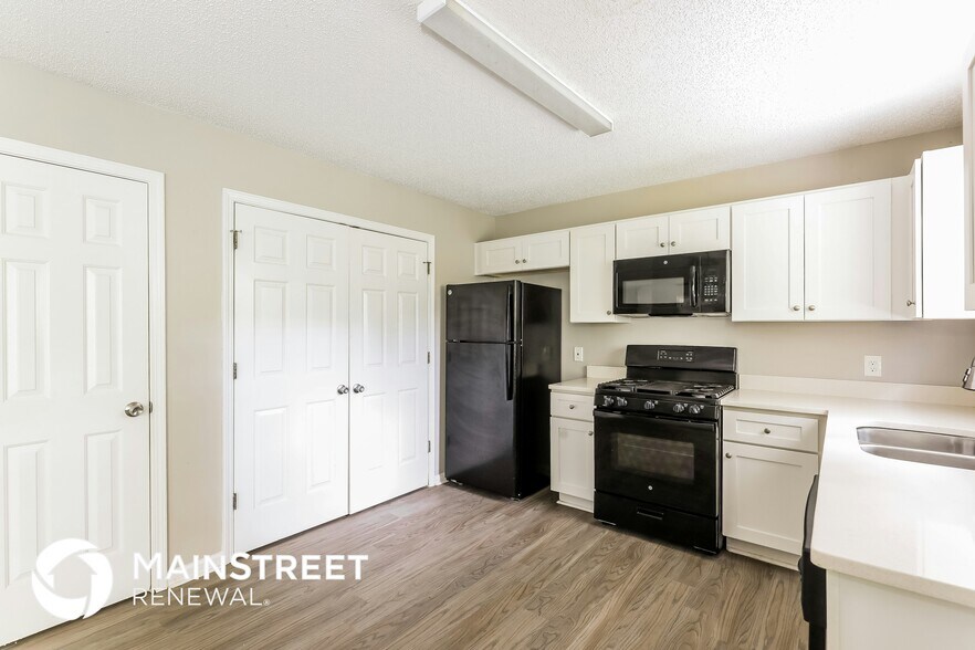 Building Photo - 210 Teak Ln