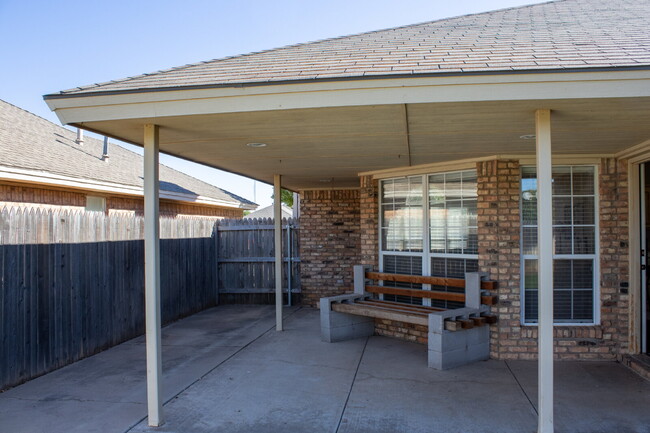 Building Photo - Charming 3 bedroom home