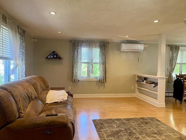 Building Photo - 24 Lily St