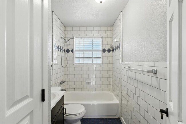 Building Photo - 3303 Dalton St