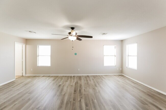 Building Photo - 2213 E 35th Ave