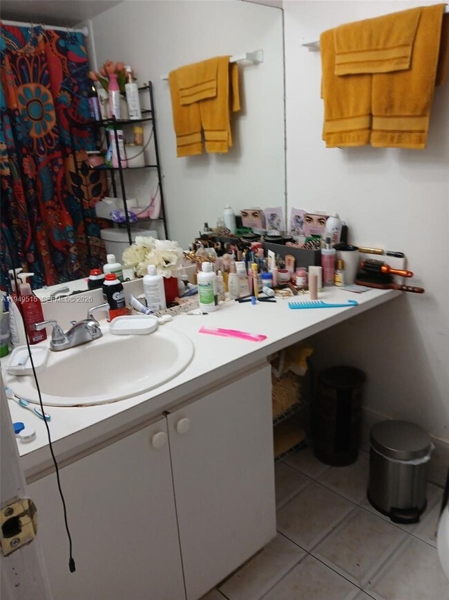 Building Photo - 606 W 81st St