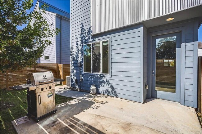 Building Photo - 801 N Bluff Dr