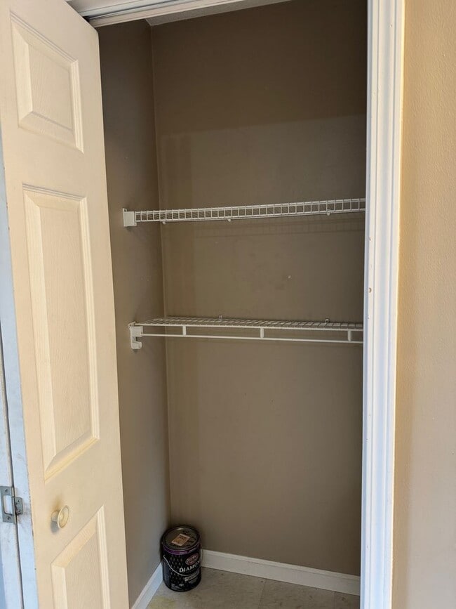 Building Photo - Candler - 2 Bedroom Available Now
