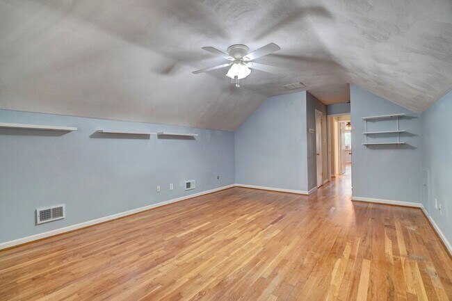 Building Photo - Fabulous 4-Bedroom Great Neck Home Ready 0...