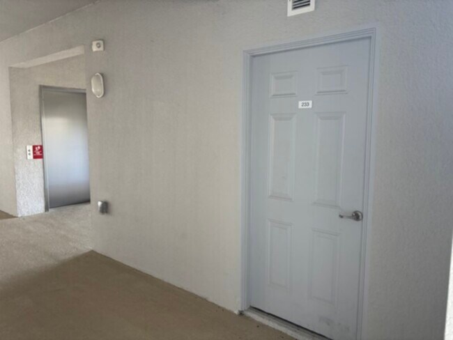 Building Photo - Beautiful 2 Bed 2 Bath Condominium! Water ...