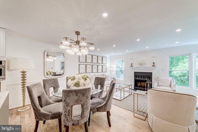 Building Photo - 8 Carriage House Cir