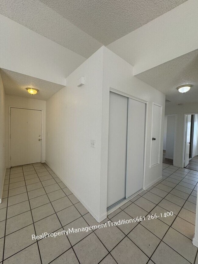 Building Photo - Charming 3 bed, 2 bath