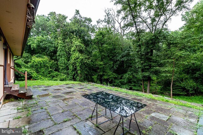 Building Photo - This elegant and unique three-level split ...