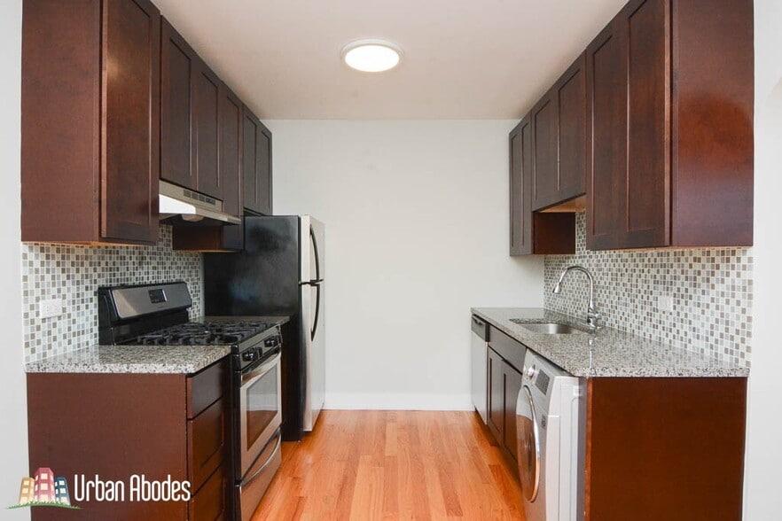 Building Photo - 811 Elm St