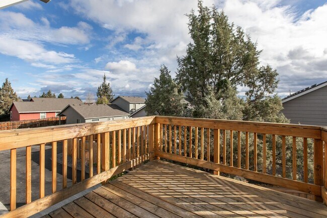 Building Photo - Bring the DOG!  Beautiful Like New NE 4 Bd...