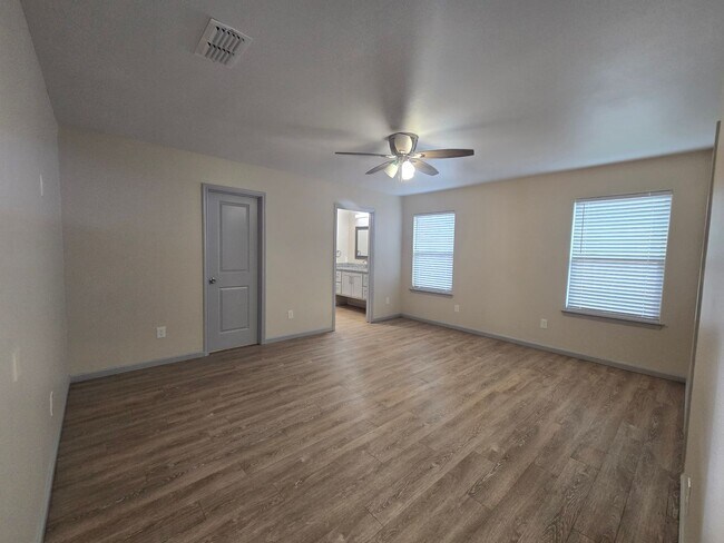Building Photo - Spacious 3/2/2 Home with Modern Finishes a...