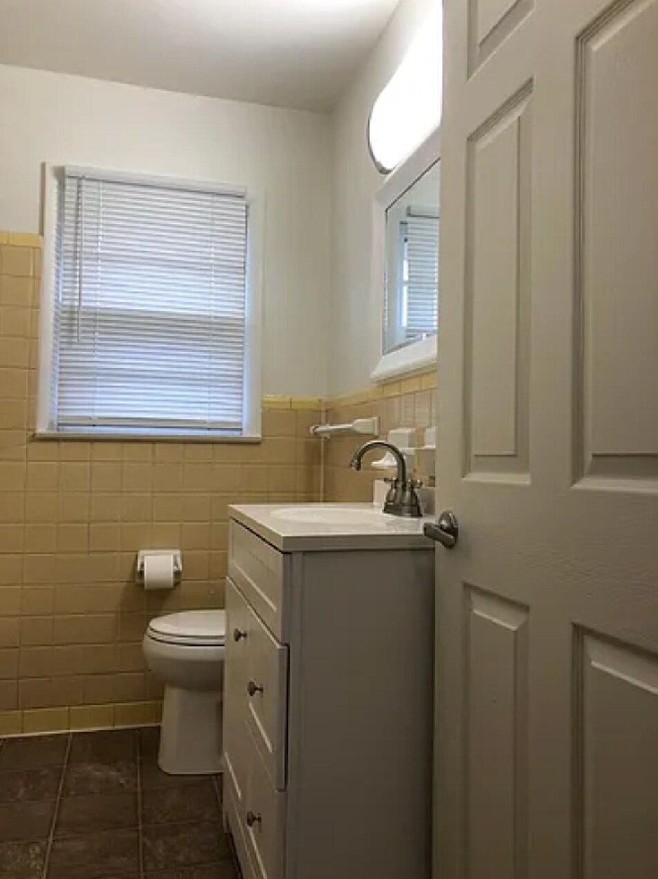 Upstairs bathroom - 2726 Wellman Dr