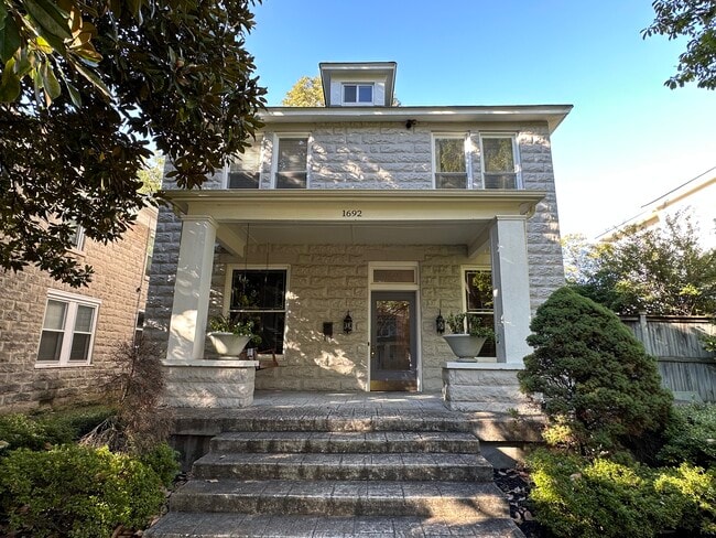 Building Photo - 1692 Carruthers Pl