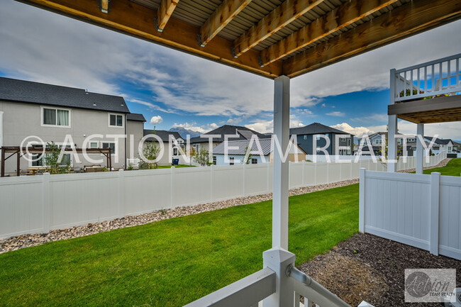 Building Photo - Mid-Row Townhome located in Bluffdale!